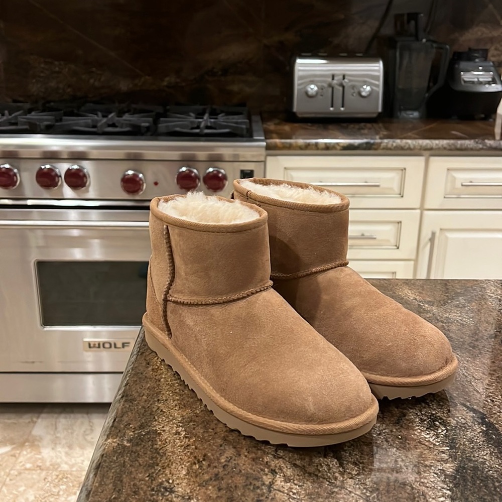 Big Kid Girls Uggs Classic Mini Size 6 Chestnut